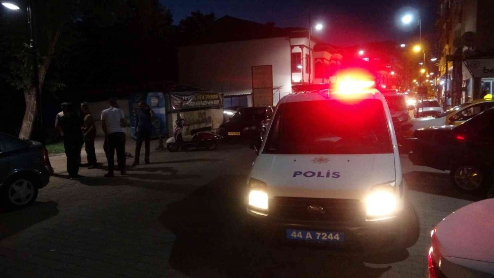 Kafe önünde bıçaklı ’yan baktın’ kavgası! 1'i ağır 3 yaralı