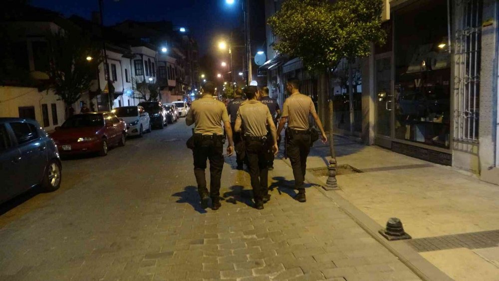 Kafe önünde bıçaklı ’yan baktın’ kavgası! 1'i ağır 3 yaralı