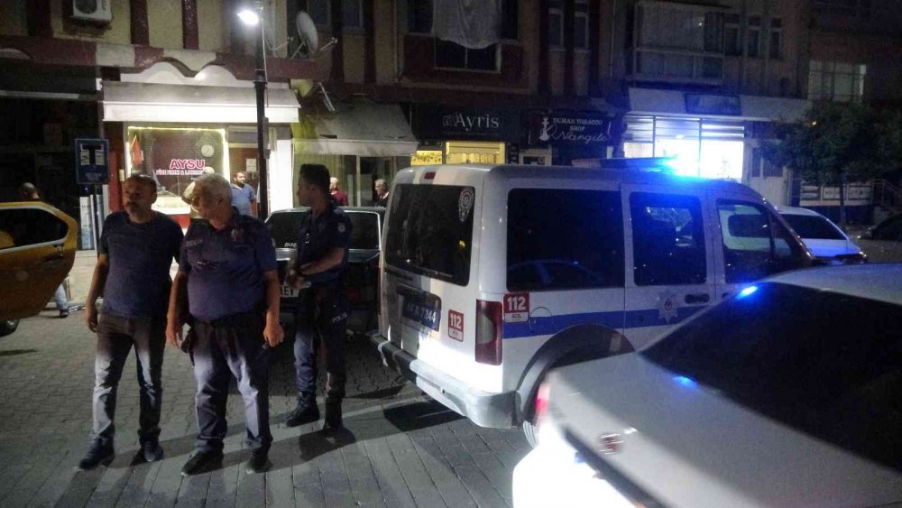 Kafe önünde bıçaklı ’yan baktın’ kavgası! 1'i ağır 3 yaralı