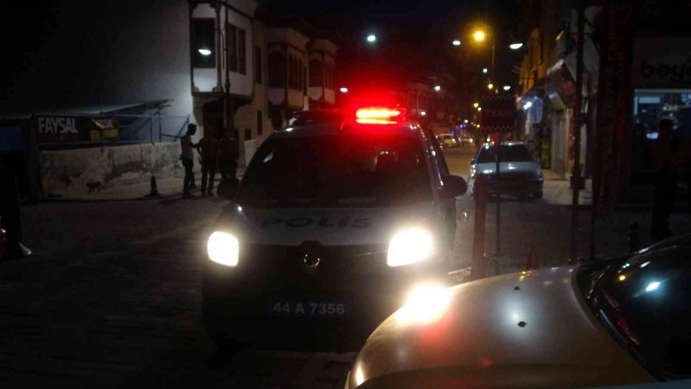 Kafe önünde bıçaklı ’yan baktın’ kavgası! 1'i ağır 3 yaralı