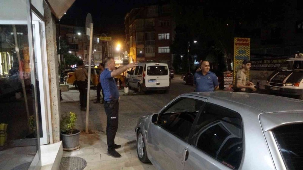 Kafe önünde bıçaklı ’yan baktın’ kavgası! 1'i ağır 3 yaralı