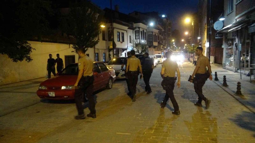 Kafe önünde bıçaklı ’yan baktın’ kavgası! 1'i ağır 3 yaralı