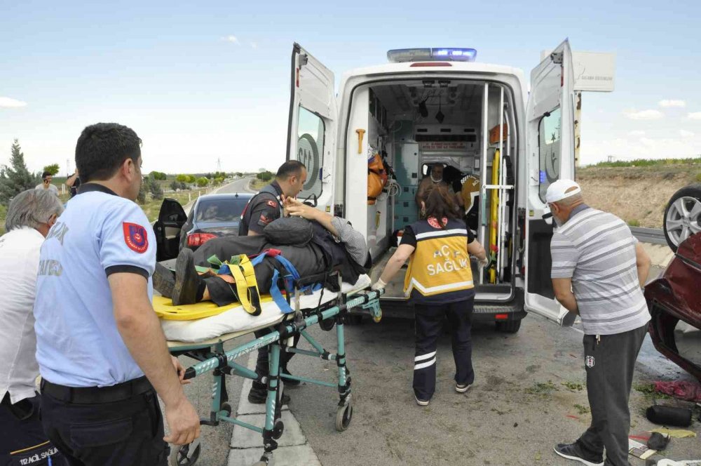 Konya-Karaman yolunda kaza! Ters dönen otomobilde 2'si ağır 4 yaralı