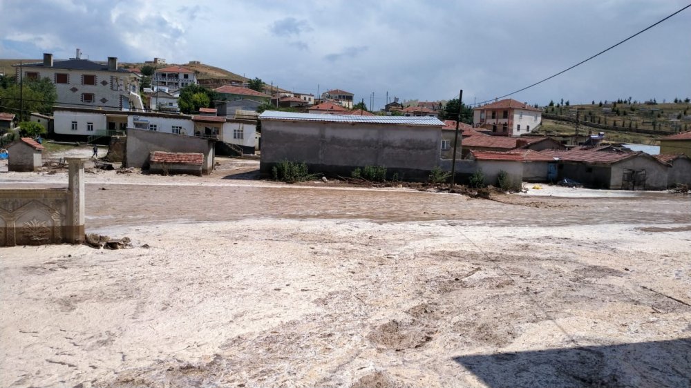 Konya’nın bir ilçesinde şiddetli yağış sele sebep oldu! Tarlalar sular altında kaldı