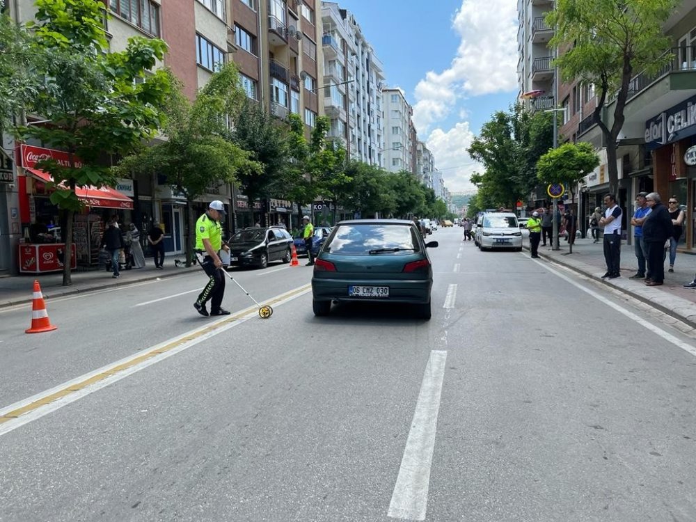 Dehşet anı kamerada! Diğer araçlar yol verdi, sağdan gelen araç çarptı! Metrelerce sürüklendi