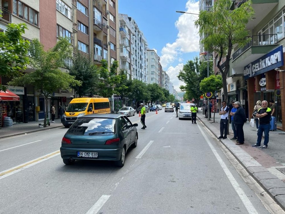 Dehşet anı kamerada! Diğer araçlar yol verdi, sağdan gelen araç çarptı! Metrelerce sürüklendi