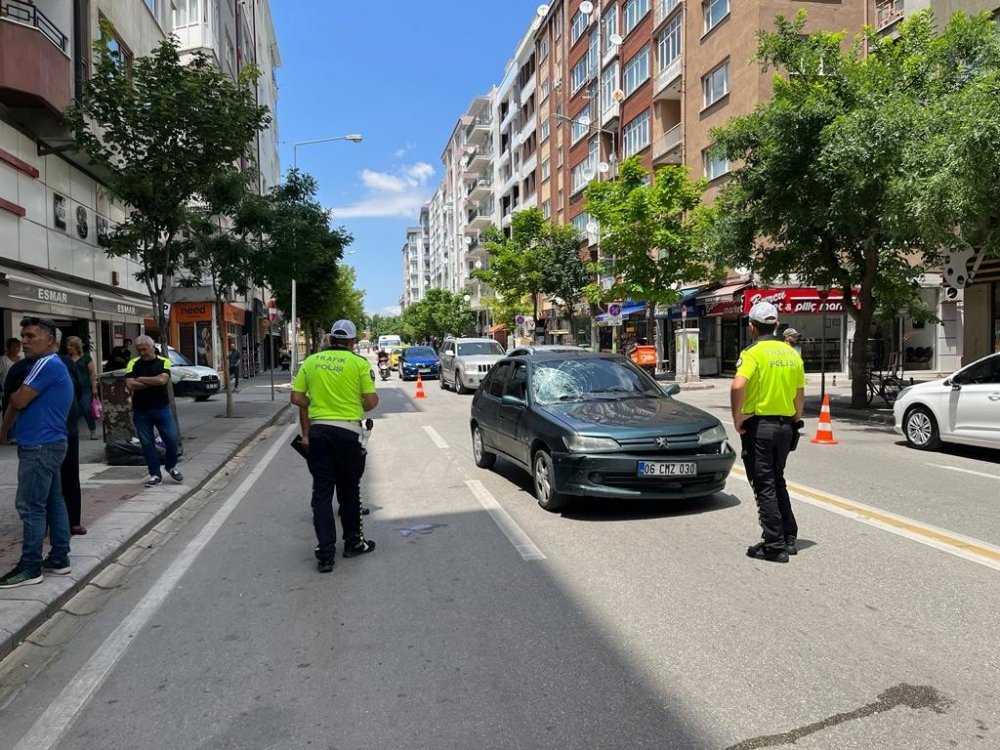 Dehşet anı kamerada! Diğer araçlar yol verdi, sağdan gelen araç çarptı! Metrelerce sürüklendi