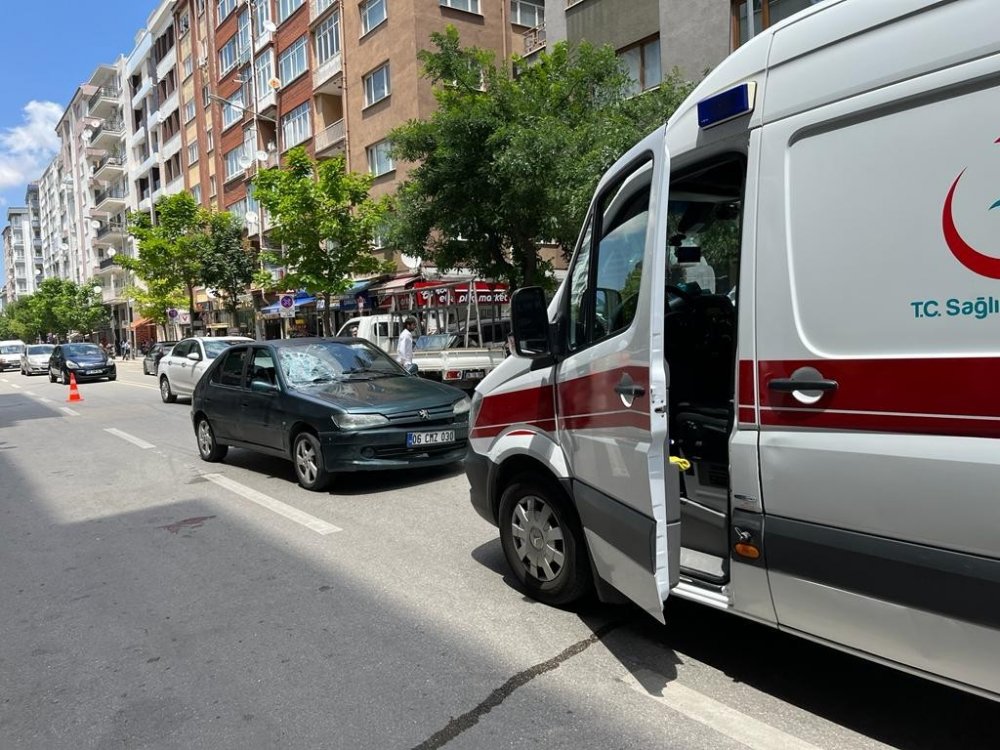 Dehşet anı kamerada! Diğer araçlar yol verdi, sağdan gelen araç çarptı! Metrelerce sürüklendi