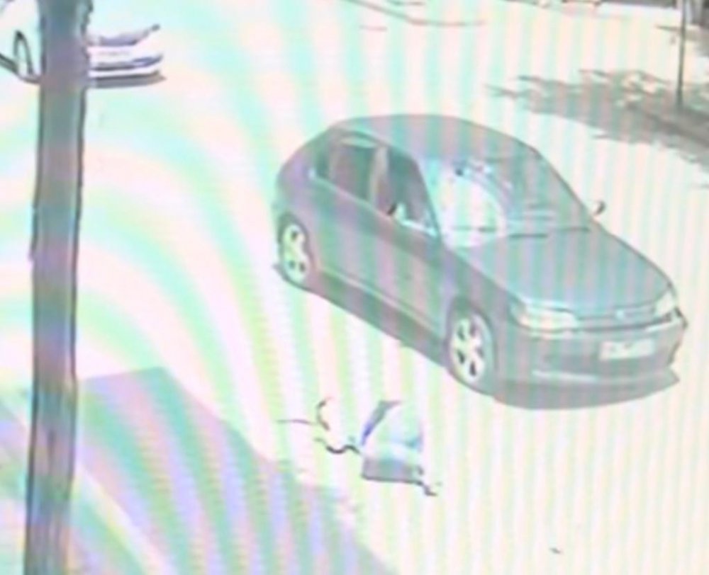 Dehşet anı kamerada! Diğer araçlar yol verdi, sağdan gelen araç çarptı! Metrelerce sürüklendi