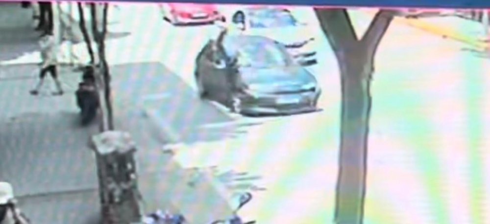 Dehşet anı kamerada! Diğer araçlar yol verdi, sağdan gelen araç çarptı! Metrelerce sürüklendi