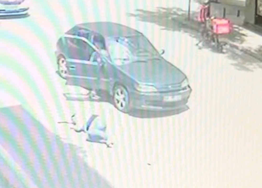 Dehşet anı kamerada! Diğer araçlar yol verdi, sağdan gelen araç çarptı! Metrelerce sürüklendi