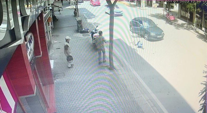 Dehşet anı kamerada! Diğer araçlar yol verdi, sağdan gelen araç çarptı! Metrelerce sürüklendi