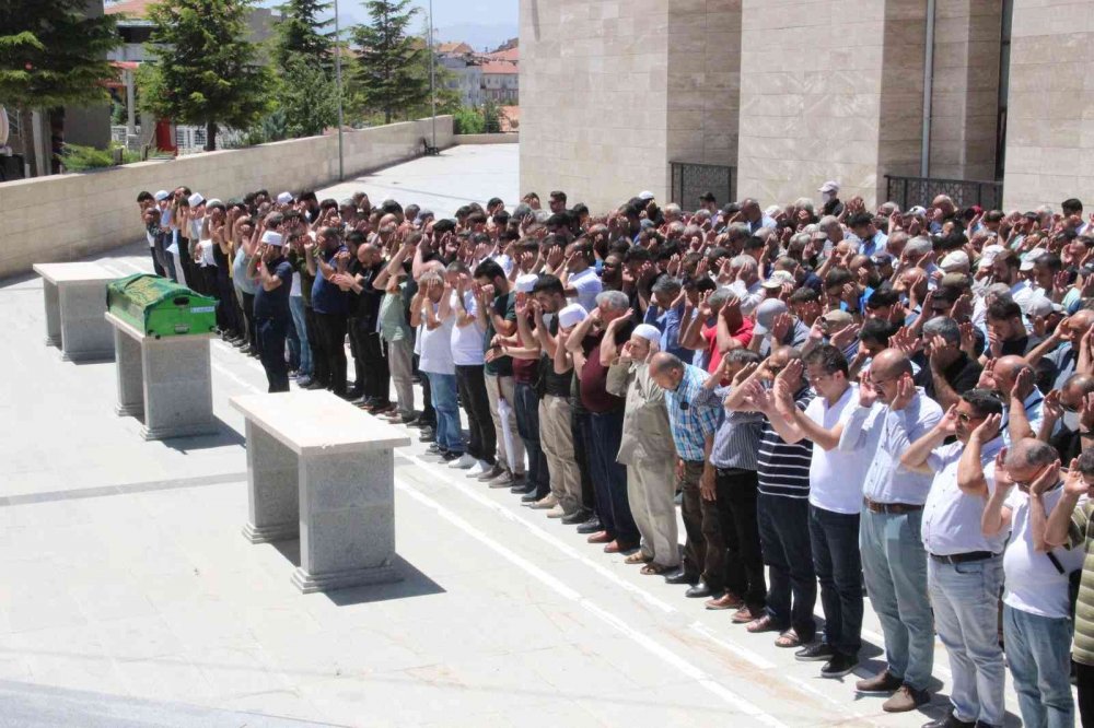 Karaman'da pencereden düşen ve Konya'da vefat eden minik Kuzey toprağa verildi