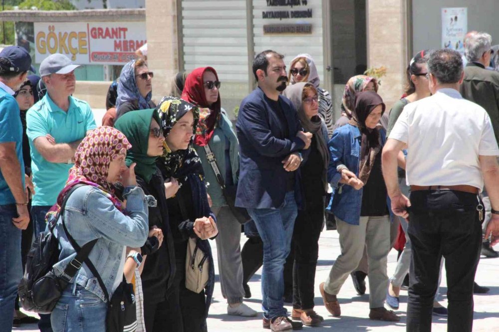 Karaman'da pencereden düşen ve Konya'da vefat eden minik Kuzey toprağa verildi