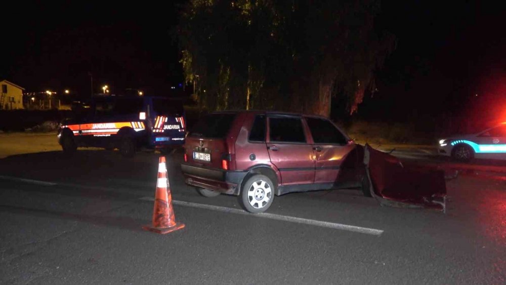 Kırıkkale'de kaza yapıp savrulan otomobil tankerinin altına girdi