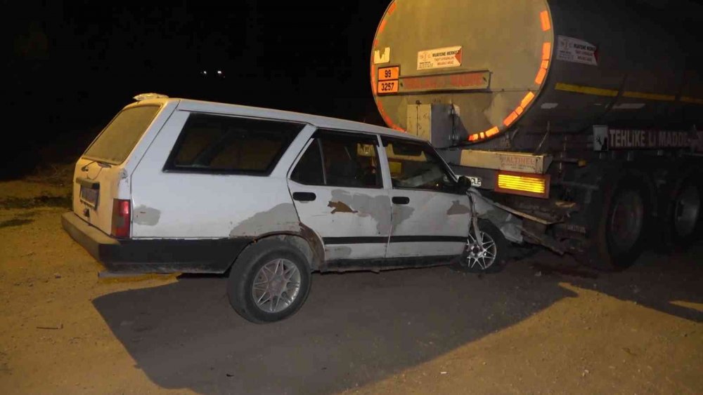 Kırıkkale'de kaza yapıp savrulan otomobil tankerinin altına girdi