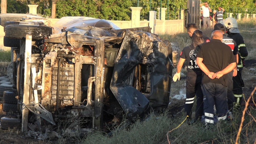 Aksaray'da mermer tozu yüklü tanker devrildi! Sürücü Veysel Aşma yanarak can verdi