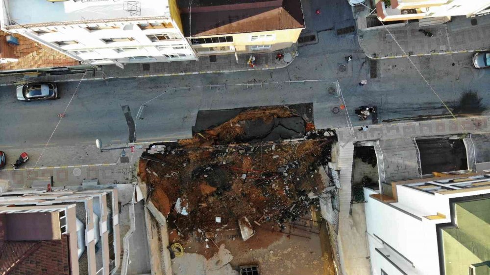 Kısıklı’da duvar çöktü! 3 binanın tahliye edildiği alan böyle görüntülendi