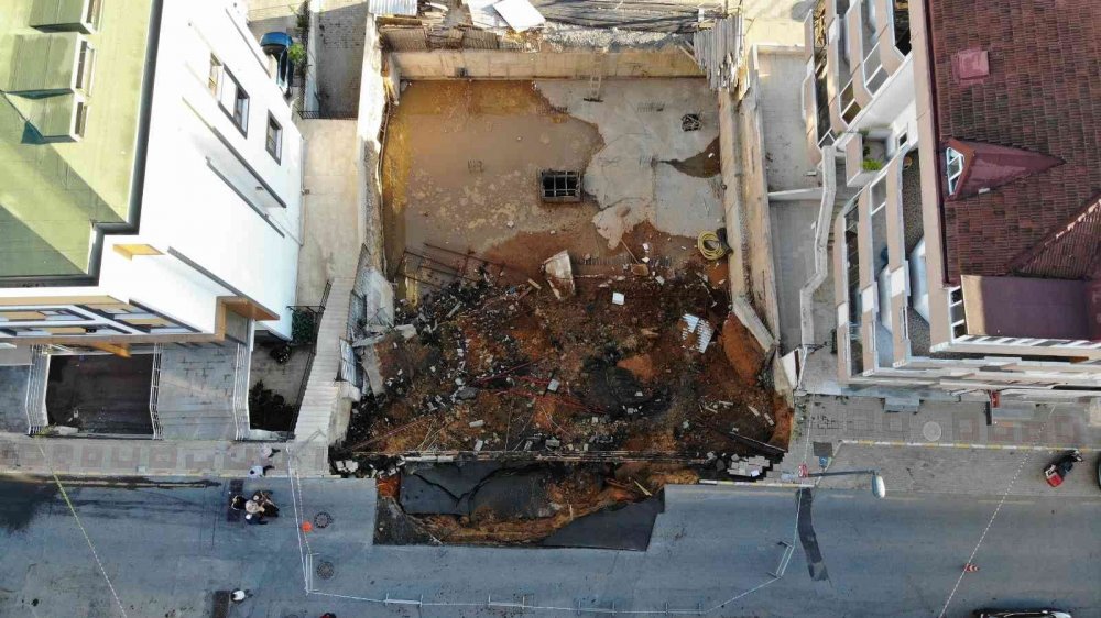 Kısıklı’da duvar çöktü! 3 binanın tahliye edildiği alan böyle görüntülendi