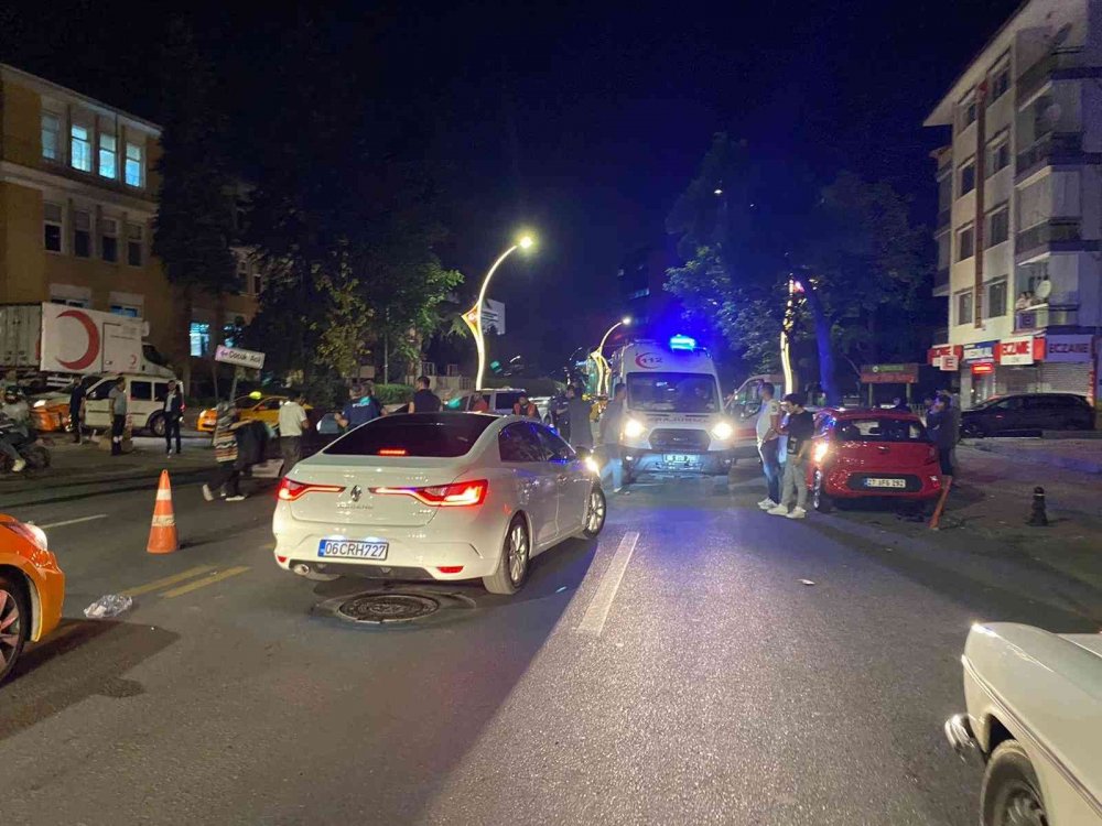 Motosiklet otomobile ok gibi saplandı! İkisi de hurdaya döndü 2 yaralı