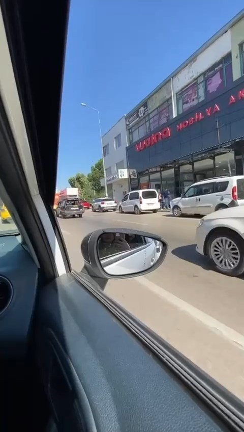 Aynasız otomobilin tavanında koltuk taşıyan sürücü ehliyetsiz çıktı