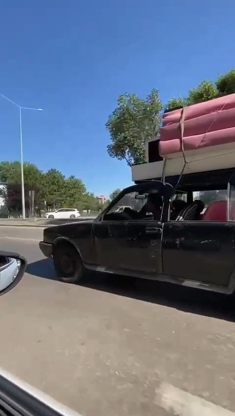 Aynasız otomobilin tavanında koltuk taşıyan sürücü ehliyetsiz çıktı