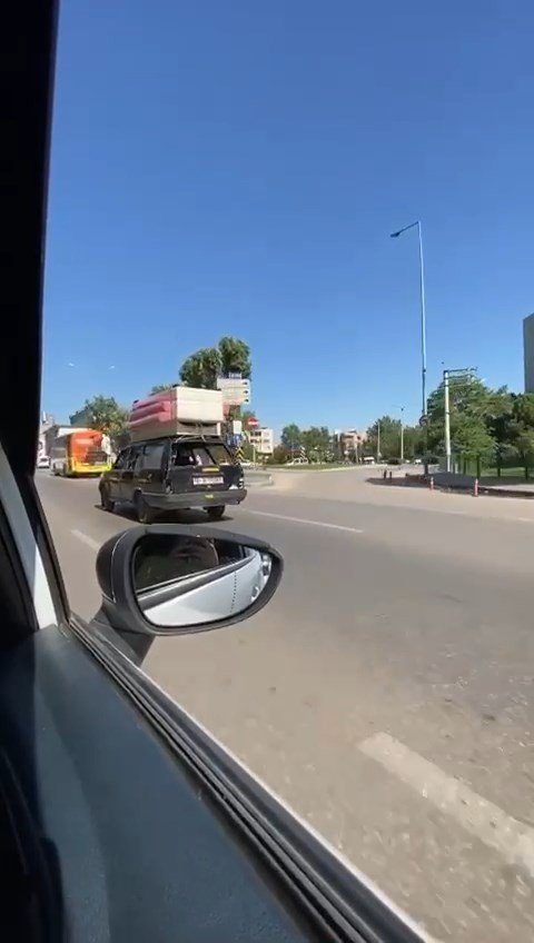 Aynasız otomobilin tavanında koltuk taşıyan sürücü ehliyetsiz çıktı