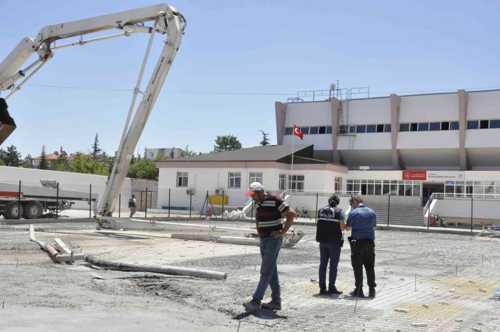 Karaman'da feci olay! Beton pompasının demir kolu üstüne düştü! Kafatası kırılan işçi yaşam savaşı veriyor