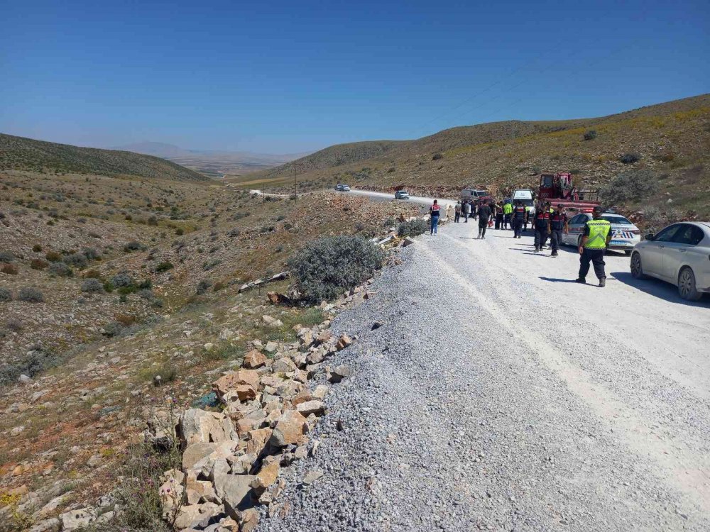 Konya'da minibüs uçuruma yuvarlandı! Dudu Gündüz ve Süleyman Bozoklu öldü! Çok sayıda yaralı var
