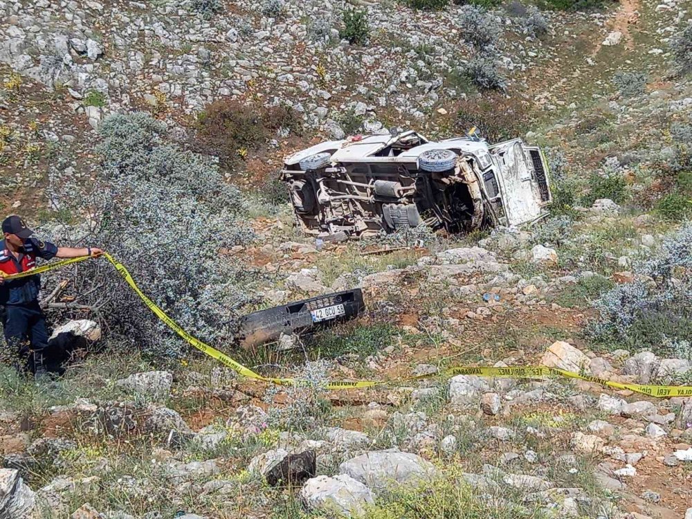 Konya'da minibüs uçuruma yuvarlandı! Dudu Gündüz ve Süleyman Bozoklu öldü! Çok sayıda yaralı var