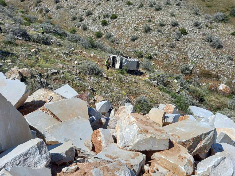 Konya'da minibüs uçuruma yuvarlandı! Dudu Gündüz ve Süleyman Bozoklu öldü! Çok sayıda yaralı var