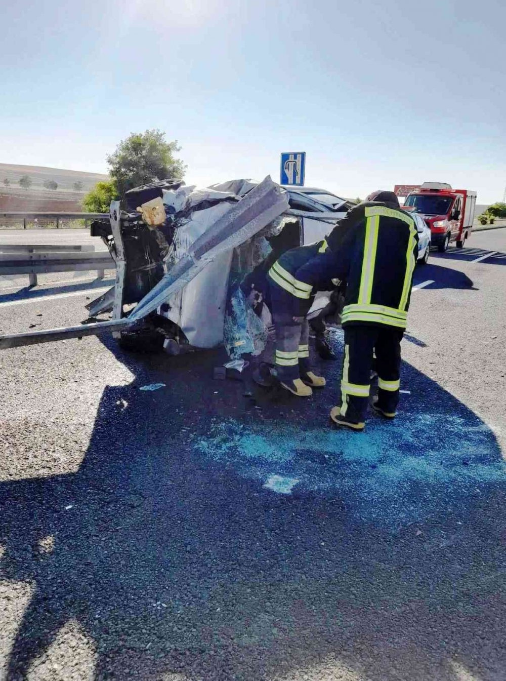 Konya'da feci kaza! Bariyer otomobilin içinden geçti! 4 yaralı