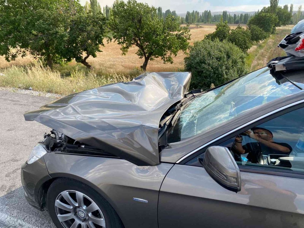 Afyon-Konya yolunda kaza! Gurbetçinin kullandığı otomobil tıra çarparak hurdaya döndü