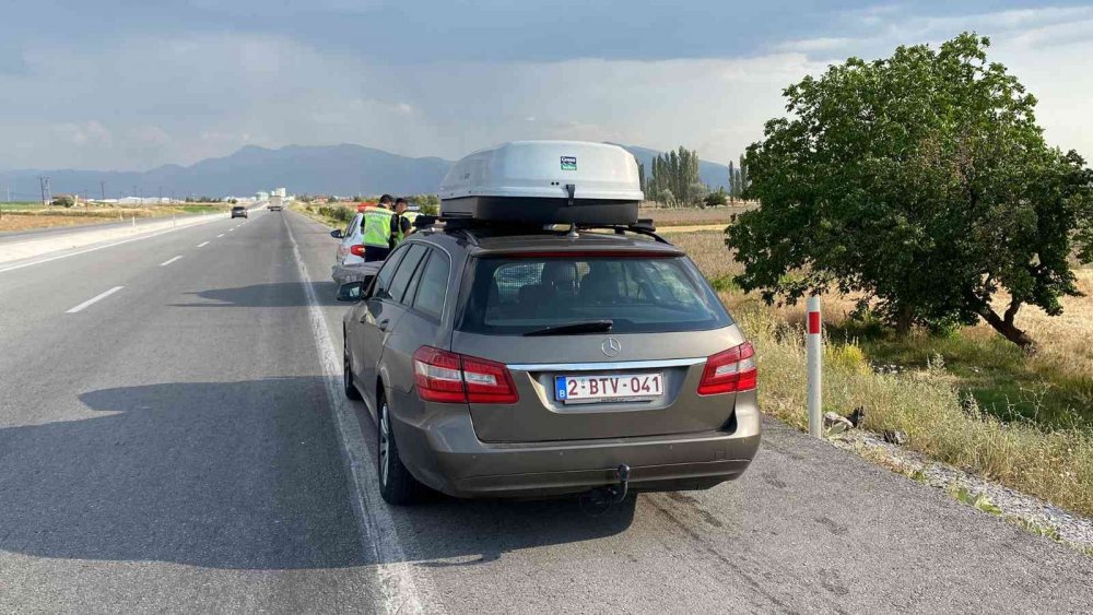 Afyon-Konya yolunda kaza! Gurbetçinin kullandığı otomobil tıra çarparak hurdaya döndü