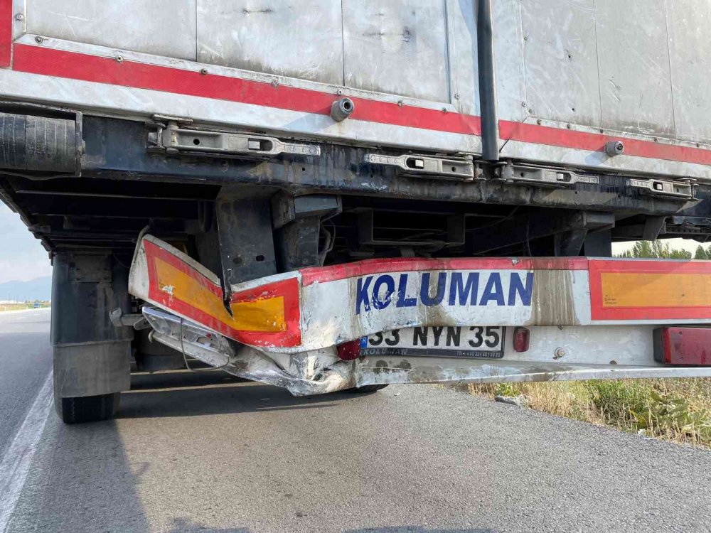 Afyon-Konya yolunda kaza! Gurbetçinin kullandığı otomobil tıra çarparak hurdaya döndü