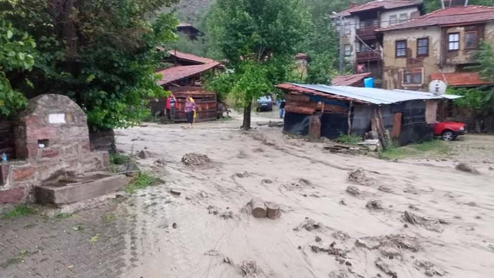 Ankara Nallıhan’da şiddetli yağış sel ve baskınlara neden oldu! Ceviz büyüklüğünde dolu yağdı