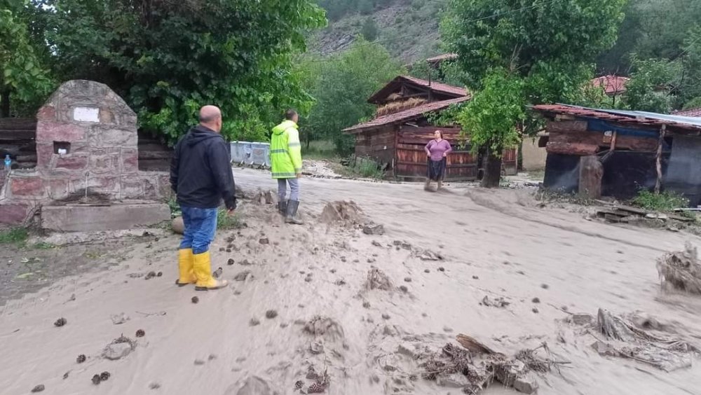 Ankara Nallıhan’da şiddetli yağış sel ve baskınlara neden oldu! Ceviz büyüklüğünde dolu yağdı