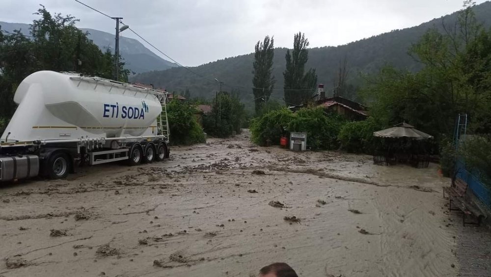 Ankara Nallıhan’da şiddetli yağış sel ve baskınlara neden oldu! Ceviz büyüklüğünde dolu yağdı