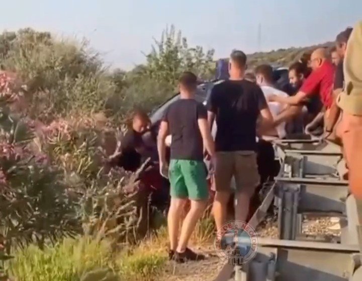 İzmir'de hatalı sollama ölüm getirdi! Kafa kafaya çarpışan araçlarda 1 ölü, 6 yaralı