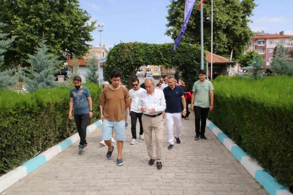 Akşehir'de konser verem Pinhani Grubu’ndan Nasreddin Hoca’nın türbesinde dua