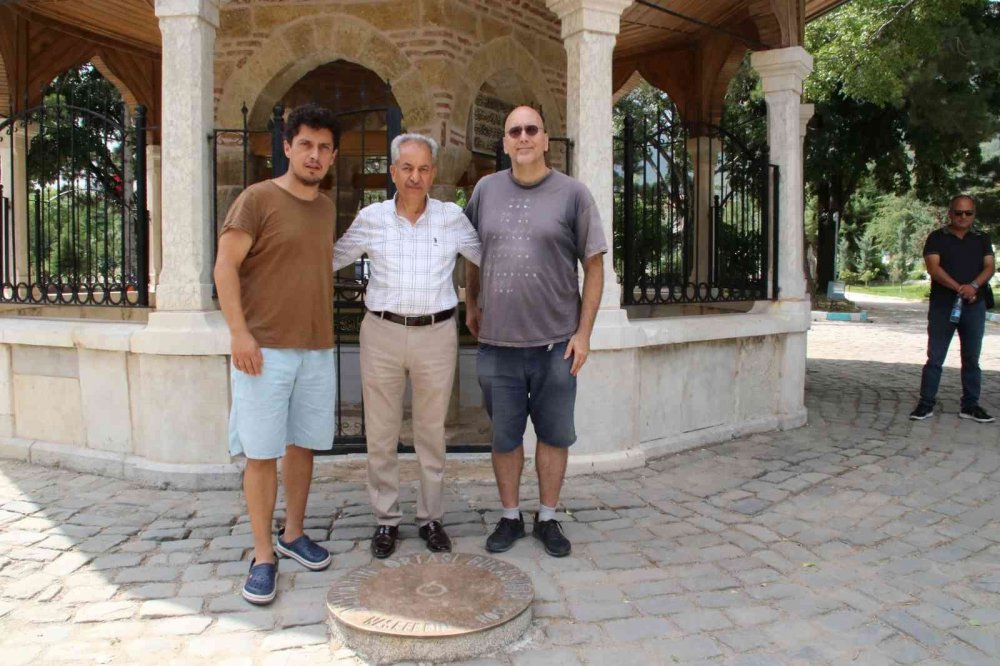 Akşehir'de konser verem Pinhani Grubu’ndan Nasreddin Hoca’nın türbesinde dua