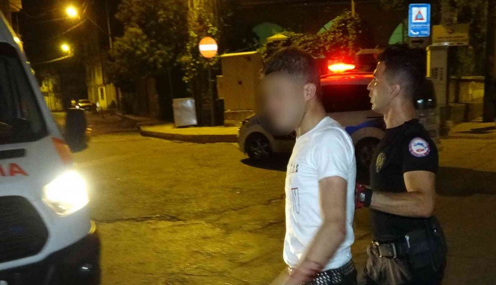 Alışveriş yapan kadına laf attığı iddia edilen gence meydan dayağı! Polis ellerinden zor aldı