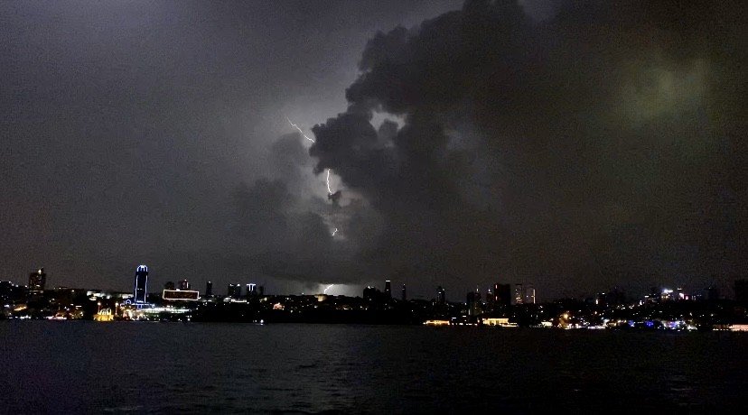İstanbul Anadolu Yakası’nda beklenen yağış başladı! Şimşekler geceyi gündüze çevirdi