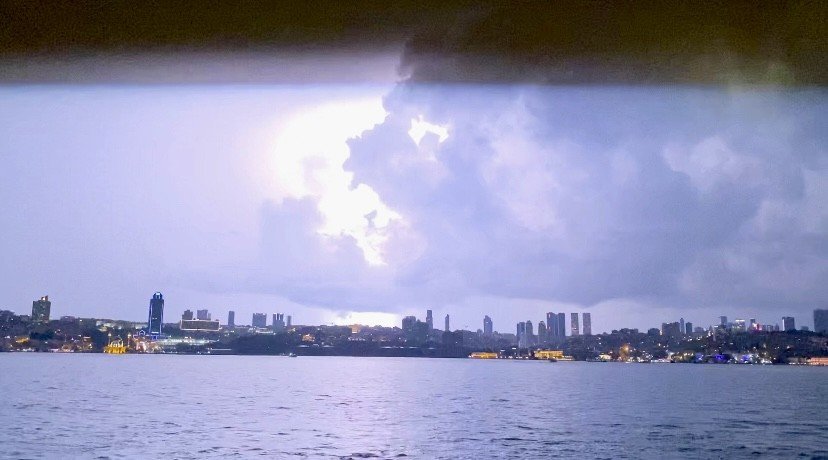 İstanbul Anadolu Yakası’nda beklenen yağış başladı! Şimşekler geceyi gündüze çevirdi