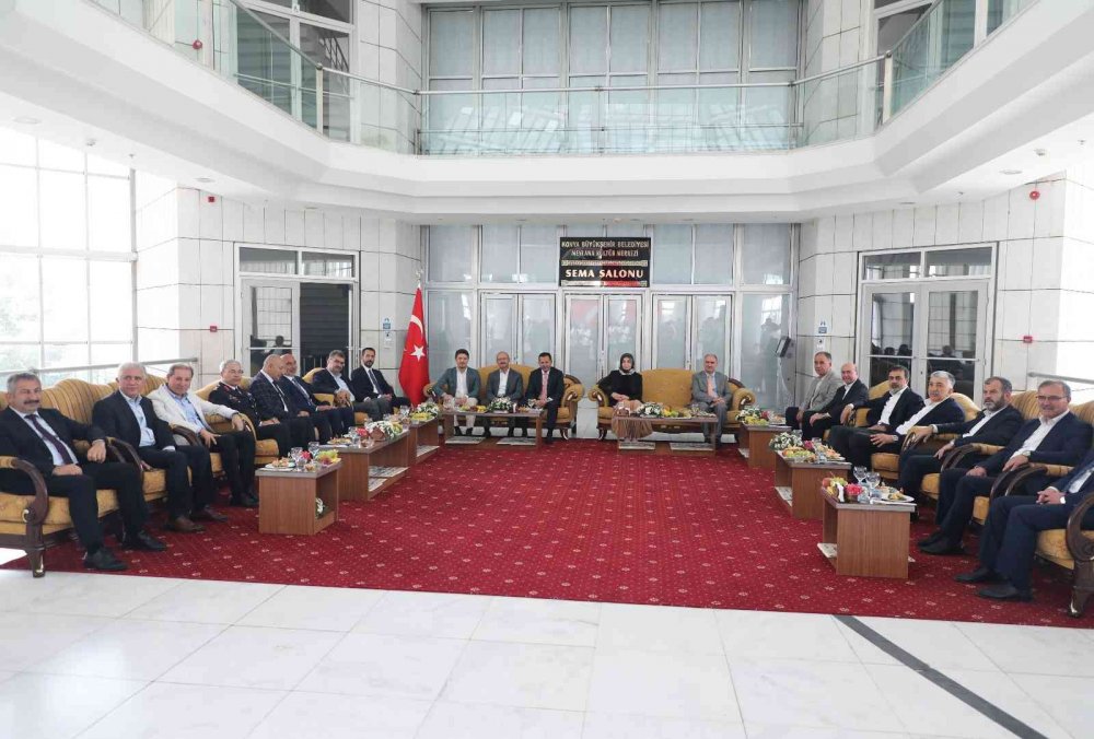 Konya protokolü vatandaşla bayramlaştı