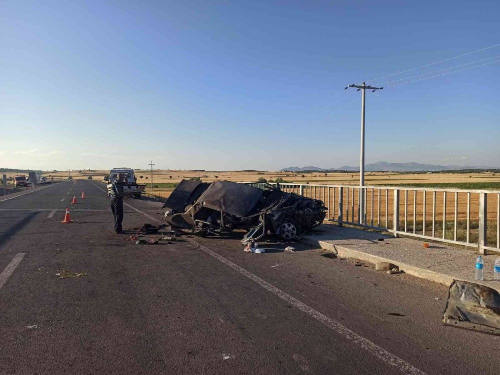 Konya'da köprü bariyerine çarpan otomobil hurdaya döndü! Motoru fırlayan araçta 1'i ağır 2 genç yaralandı