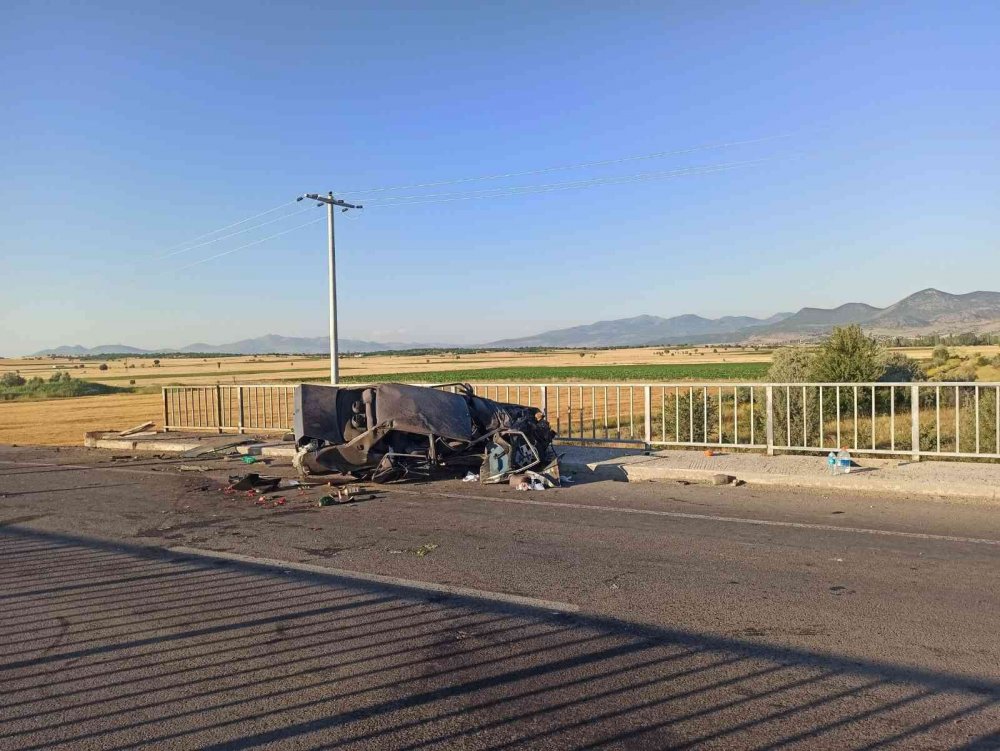 Konya'da köprü bariyerine çarpan otomobil hurdaya döndü! Motoru fırlayan araçta 1'i ağır 2 genç yaralandı