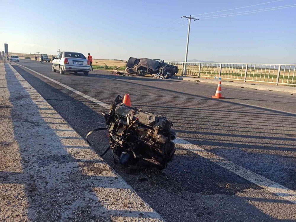 Konya'da köprü bariyerine çarpan otomobil hurdaya döndü! Motoru fırlayan araçta 1'i ağır 2 genç yaralandı