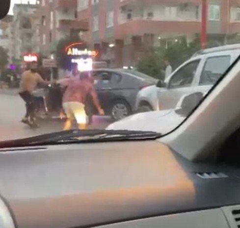 Antalya'da dehşet anları kamerada! Bıçakla kovaladı yetmedi lastiklerini kesti