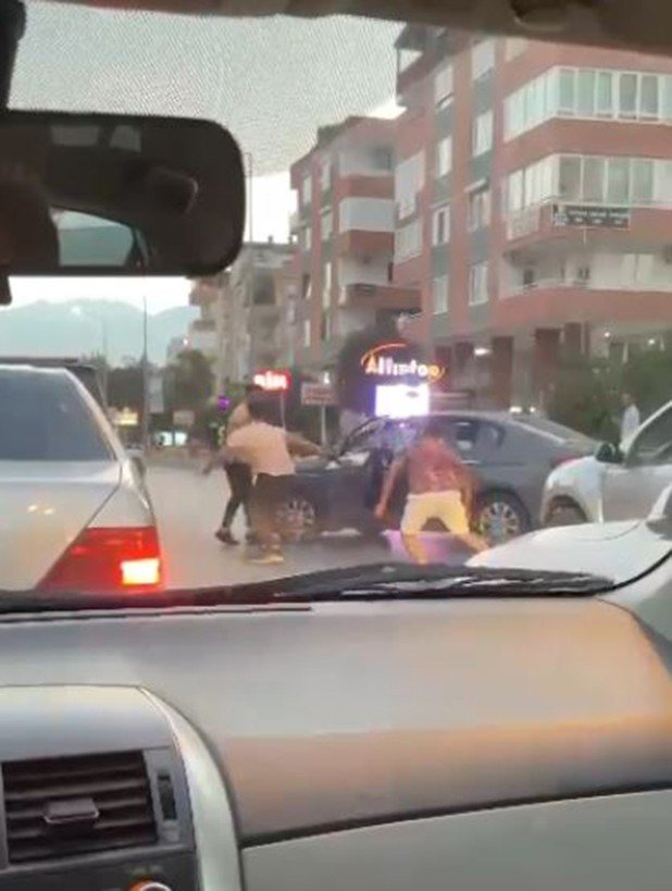 Antalya'da dehşet anları kamerada! Bıçakla kovaladı yetmedi lastiklerini kesti